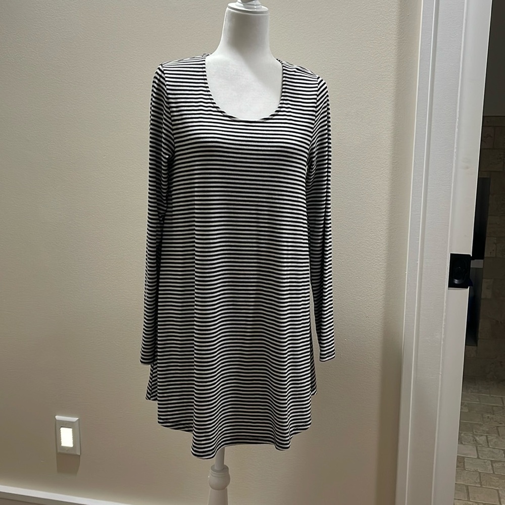 Black and white babydoll style dress. Cute cut out in the back.